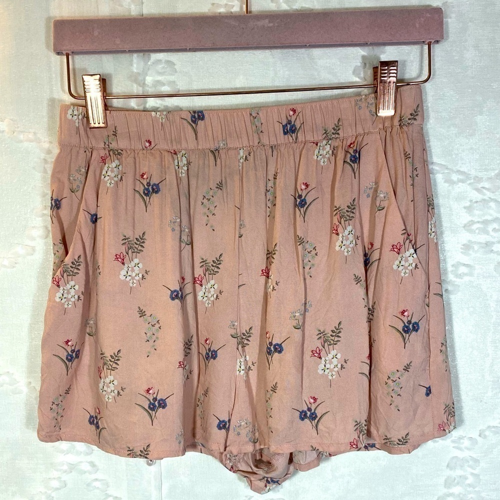 Divided by H&M soft floral pink shorts size 6